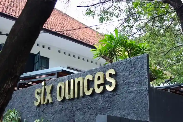 Nongkrong di Six Ounces Coffee: Tempat Favorit untuk Pecinta Kopi dan Suasana Cozy (Foto: ajourneybespoke)