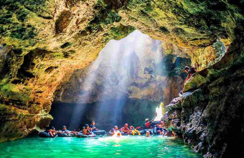 Gua Pindul: Wisata Cave Tubing Menyusuri Sungai Bawah Tanah di Gunungkidul (Foto: academicindonesia)