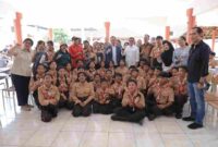 Menteri Lingkungan Hidup Hanif Faisol Nurofiq (tengah jas biru) saat mengunjungi sekolah Rakyat di di Kabupaten Tabanan, Bali (Foto: KLH)