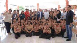 Menteri Lingkungan Hidup Hanif Faisol Nurofiq (tengah jas biru) saat mengunjungi sekolah Rakyat di di Kabupaten Tabanan, Bali (Foto: KLH)
