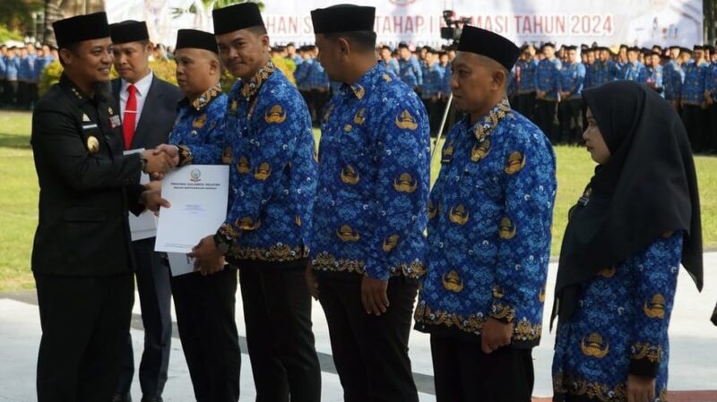 Gubernur Sulsel Andi Sudirman Sulaiman (kiri) menyerahkan secara simbolis surat keputusan pengangkatan kepada perwakilan Pegawai Pemerintah dengan Perjanjian Kerja (PPPK) di Rujab Gubernur, Makassar, Sulawesi Selatan. (Foto: ANTARA FOTO/Hasrul Said/bar)