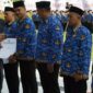 Gubernur Sulsel Andi Sudirman Sulaiman (kiri) menyerahkan secara simbolis surat keputusan pengangkatan kepada perwakilan Pegawai Pemerintah dengan Perjanjian Kerja (PPPK) di Rujab Gubernur, Makassar, Sulawesi Selatan. (Foto: ANTARA FOTO/Hasrul Said/bar)
