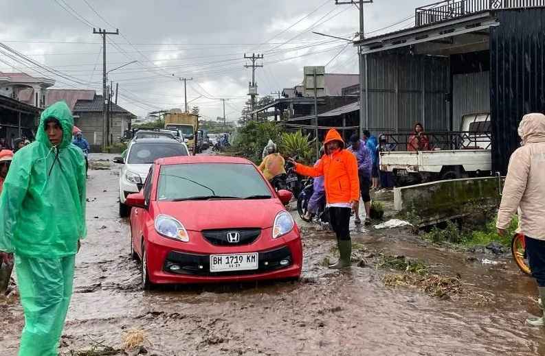 Bupati Monadi Tinjau Lokasi Banjir di Kerinci
