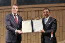 Menteri Kebudayaan Fadli Zon (kanan) menerima dokumen resmi pengembalian Koleksi Dubois dari Menteri Pendidikan, Kebudayaan, dan Ilmu Pengetahuan Belanda, Gouke Moes, di Museum Naturalis, Leiden, Belanda, Jumat (26/9/2025) (Foto: Dokumentasi Kemenbud)