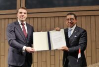 Menteri Kebudayaan Fadli Zon (kanan) menerima dokumen resmi pengembalian Koleksi Dubois dari Menteri Pendidikan, Kebudayaan, dan Ilmu Pengetahuan Belanda, Gouke Moes, di Museum Naturalis, Leiden, Belanda, Jumat (26/9/2025) (Foto: Dokumentasi Kemenbud)