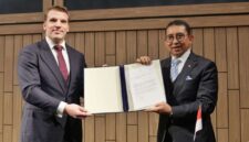 Menteri Kebudayaan Fadli Zon (kanan) menerima dokumen resmi pengembalian Koleksi Dubois dari Menteri Pendidikan, Kebudayaan, dan Ilmu Pengetahuan Belanda, Gouke Moes, di Museum Naturalis, Leiden, Belanda, Jumat (26/9/2025) (Foto: Dokumentasi Kemenbud)