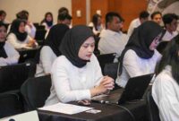 Seorang calon CPNS sedang berdoa sebelum melaksanakan ujian CAT (Foto: Dokumentasi/KemenpanRB)