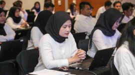 Seorang calon CPNS sedang berdoa sebelum melaksanakan ujian CAT (Foto: Dokumentasi/KemenpanRB)