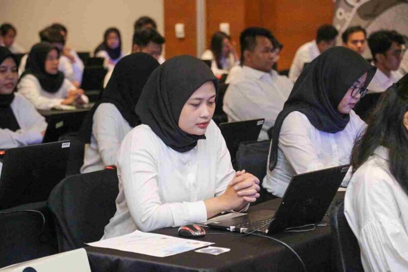 Seorang calon CPNS sedang berdoa sebelum melaksanakan ujian CAT (Foto: Dokumentasi/KemenpanRB)