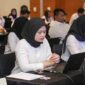 Seorang calon CPNS sedang berdoa sebelum melaksanakan ujian CAT (Foto: Dokumentasi/KemenpanRB)