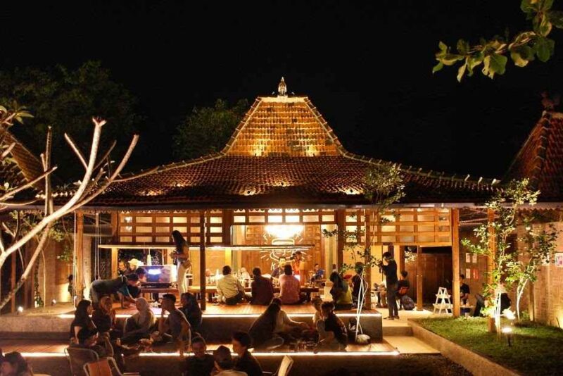 Joglo Kopi Plumbon Jogja: Tempat Ngopi Tradisional dengan Suasana Kekinian (Foto: slilipantai.blogspot)