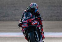 Pembalap Aprilia Marco Bezzecchi saat meacu kendaraannya di Sirkuit Motegi, Jepang, Jumat (26/9/2025) (Foto: Ig @marcobez72)