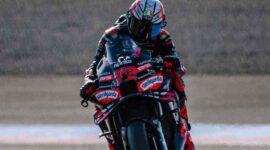 Pembalap Aprilia Marco Bezzecchi saat meacu kendaraannya di Sirkuit Motegi, Jepang, Jumat (26/9/2025) (Foto: Ig @marcobez72)