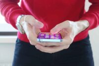 Ilustrasi seorang yang sedang menggunakan iPhone (Foto: Pixabay)