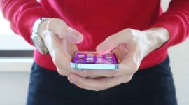 Ilustrasi seorang yang sedang menggunakan iPhone (Foto: Pixabay)