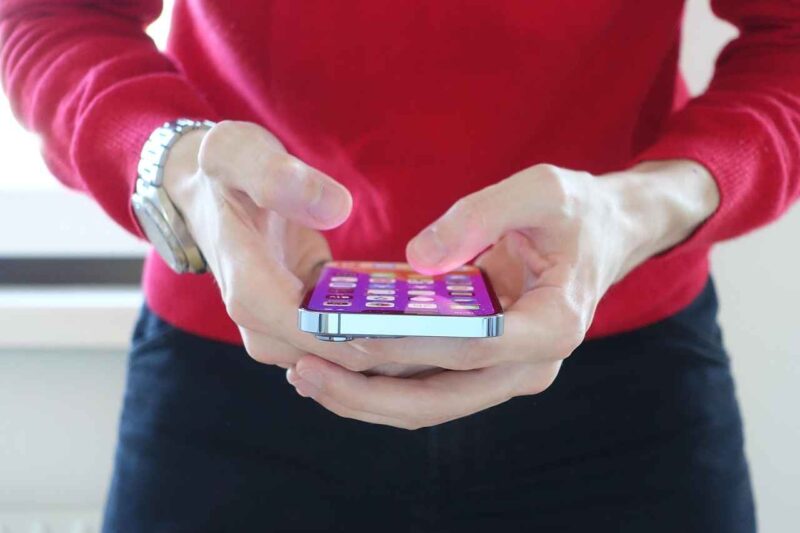 Ilustrasi seorang yang sedang menggunakan iPhone (Foto: Pixabay)
