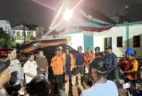 Upaya pencarian bocah 8 tahun yang hanyut ke kali saat bermain hujan di Pamulang Estate, Tangsel pada Minggu (26/10/2025) malam. (Foto: Dok. BPBD Tangsel)