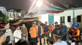 Upaya pencarian bocah 8 tahun yang hanyut ke kali saat bermain hujan di Pamulang Estate, Tangsel pada Minggu (26/10/2025) malam. (Foto: Dok. BPBD Tangsel)