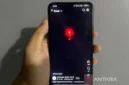 Warga menunjukkan cuplikan video viral terkait fenomena suara dentuman keras disertai kemunculan bola api di langit Cirebon, Jawa Barat, Minggu (5/10/2025). ANTARA/Fathnur Rohman/am