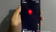 Warga menunjukkan cuplikan video viral terkait fenomena suara dentuman keras disertai kemunculan bola api di langit Cirebon, Jawa Barat, Minggu (5/10/2025). ANTARA/Fathnur Rohman/am