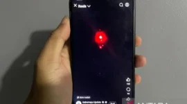 Warga menunjukkan cuplikan video viral terkait fenomena suara dentuman keras disertai kemunculan bola api di langit Cirebon, Jawa Barat, Minggu (5/10/2025). ANTARA/Fathnur Rohman/am