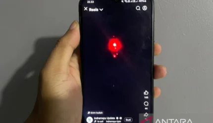 Warga menunjukkan cuplikan video viral terkait fenomena suara dentuman keras disertai kemunculan bola api di langit Cirebon, Jawa Barat