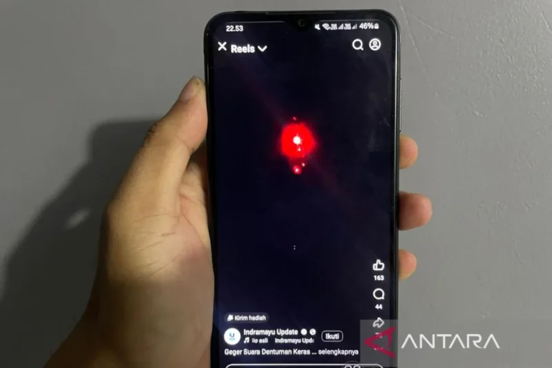 Warga menunjukkan cuplikan video viral terkait fenomena suara dentuman keras disertai kemunculan bola api di langit Cirebon, Jawa Barat, Minggu (5/10/2025). ANTARA/Fathnur Rohman/am