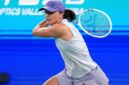 Petenis Polandia, Iga Swiatek, mengayunkan raketnya saat bertanding melawan Maire Bouzkova pada ajang Wuhan Open 2025, Selasa (7/10/2025) (Foto: Instagram/@wta)