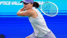 Petenis Polandia, Iga Swiatek, mengayunkan raketnya saat bertanding melawan Maire Bouzkova pada ajang Wuhan Open 2025, Selasa (7/10/2025) (Foto: Instagram/@wta)