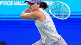 Petenis Polandia, Iga Swiatek, mengayunkan raketnya saat bertanding melawan Maire Bouzkova pada ajang Wuhan Open 2025, Selasa (7/10/2025) (Foto: Instagram/@wta)