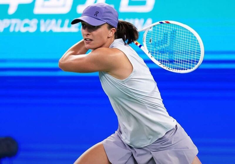 Petenis Polandia, Iga Swiatek, mengayunkan raketnya saat bertanding melawan Maire Bouzkova pada ajang Wuhan Open 2025, Selasa (7/10/2025) (Foto: Instagram/@wta)