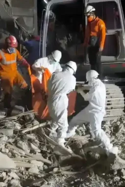 Tiga Jenazah Santri Al-Khoziny Teridentifikasi Tim DVI Polda Jatim