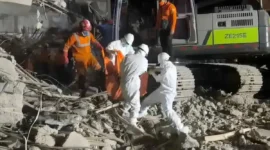 Sejumlah petugas mengevakuasi korban runtuhnya Mushala Ponpes Al-Khoziny, Sidoarjo, Sabtu (4/10/2025) (Foto: Basarnas)