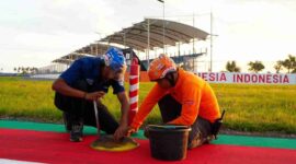 Para pekerja sedang melakukan penyesuaian Sirkuit Mandalika dengan melakukan pemasangan dome, flexible cone, dan brake marker jelang Kejurnas Balap Mobil 24-26 Oktober 2025 (Foto: MGPA)