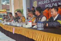 Kapolres Kota Tangerang Selatan, AKBP Victor Daniel Henry Inkiriwang (ke-empat dari kanan) membeberkan krololagi pengungkapan penyelundupan BBL (Foto: RRI/Saadatuddaraen)