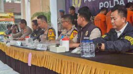 Kapolres Kota Tangerang Selatan, AKBP Victor Daniel Henry Inkiriwang (ke-empat dari kanan) membeberkan krololagi pengungkapan penyelundupan BBL (Foto: RRI/Saadatuddaraen)