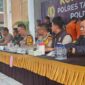 Kapolres Kota Tangerang Selatan, AKBP Victor Daniel Henry Inkiriwang (ke-empat dari kanan) membeberkan krololagi pengungkapan penyelundupan BBL (Foto: RRI/Saadatuddaraen)