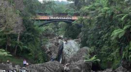Sejumlah pengunjung menikmati panorama tebing dan aliran sungai di bawah Jembatan Baturaden (Foto: Dokumentasi RRI)