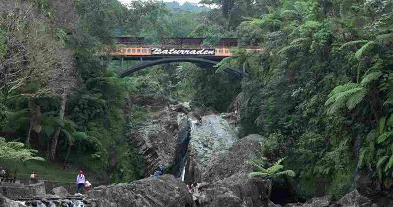 Sejumlah pengunjung menikmati panorama tebing dan aliran sungai di bawah Jembatan Baturaden (Foto: Dokumentasi RRI)