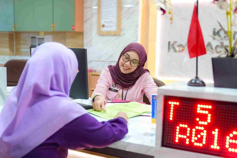 Petugas ATR/BPN melayani masyarakat (Foto: Kementerian ATR/BPN)