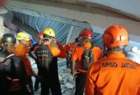 Tim relawan Dompet Dhuafa bersama personel BPBD saat melakukan pencarian dan evakuasi korban pascainsiden ambruknya bangunan di Pondok Pesantren Al-Khoziny, Buduran, Sidoarjo, Jawa Timur (Foto: Dompet Dhuafa)