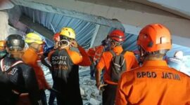 Tim relawan Dompet Dhuafa bersama personel BPBD saat melakukan pencarian dan evakuasi korban pascainsiden ambruknya bangunan di Pondok Pesantren Al-Khoziny, Buduran, Sidoarjo, Jawa Timur (Foto: Dompet Dhuafa)