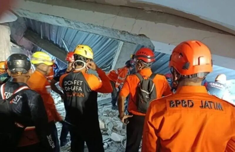Tim relawan Dompet Dhuafa bersama personel BPBD saat melakukan pencarian dan evakuasi korban pascainsiden ambruknya bangunan di Pondok Pesantren Al-Khoziny, Buduran, Sidoarjo, Jawa Timur (Foto: Dompet Dhuafa)