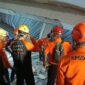 Tim relawan Dompet Dhuafa bersama personel BPBD saat melakukan pencarian dan evakuasi korban pascainsiden ambruknya bangunan di Pondok Pesantren Al-Khoziny, Buduran, Sidoarjo, Jawa Timur (Foto: Dompet Dhuafa)