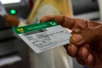 Ilustrasi pasien pengguna BPJS Kesehatan menunjukkan Kartu Indonesia Sehat saat mengantre pendaftaran di mesin anjungan pengantrean mandiri di RSUD Arifin Achmad, Kota Pekanbaru, Riau (Foto: FB Anggoro)