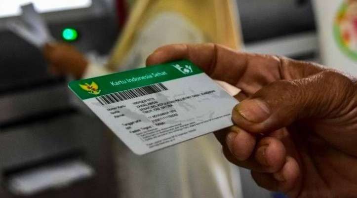 Ilustrasi pasien pengguna BPJS Kesehatan menunjukkan Kartu Indonesia Sehat saat mengantre pendaftaran di mesin anjungan pengantrean mandiri di RSUD Arifin Achmad, Kota Pekanbaru, Riau (Foto: FB Anggoro)