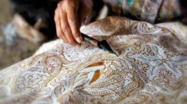 Ilustrasi. Hari Batik Nasional 2025: Makna, Cara Merayakan, dan Sejarahnya. (Foto: mamikos)