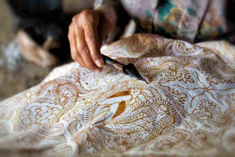 Ilustrasi. Hari Batik Nasional 2025: Makna, Cara Merayakan, dan Sejarahnya. (Foto: mamikos)