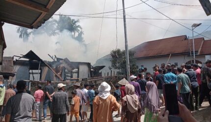 Kebakaran Hebat di Kerinci, Tiga Rumah Hangus Terbakar