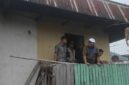 Walikota dan Wawako Sungai Penuh Bantu Korban Angin Puting Beliung (Foto: Humas)